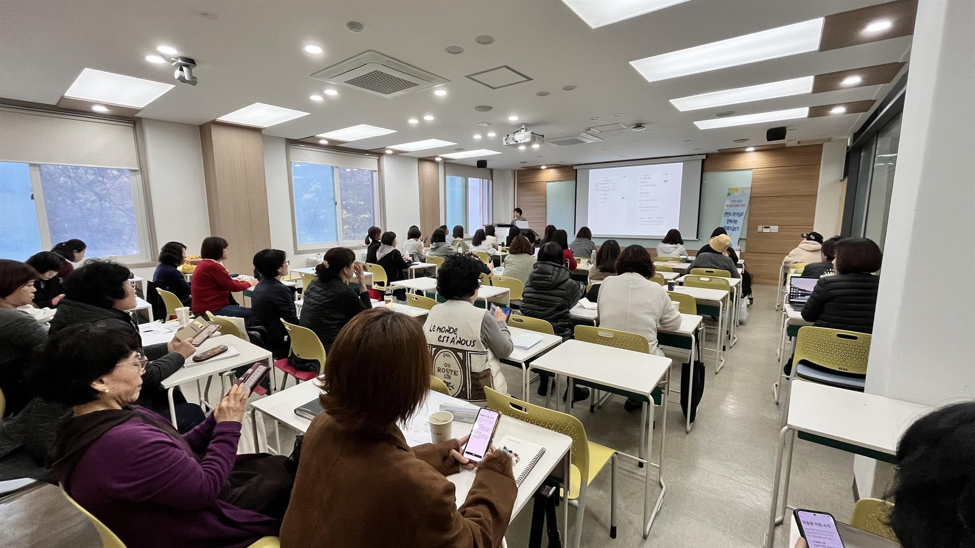 2025학년도 안산대학교 글로컬사회복지학과 전안나 작가 초청 ‘AI 사회복지 글쓰기’ 특강 개최.jpg